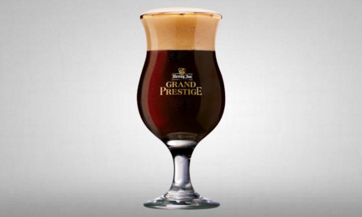 HJ Grand Prestige glas op grijze achtergrond HJ Grand Prestige glas op grijze achtergrond